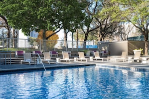 Piscine extérieure, parasols de plage, chaises longues