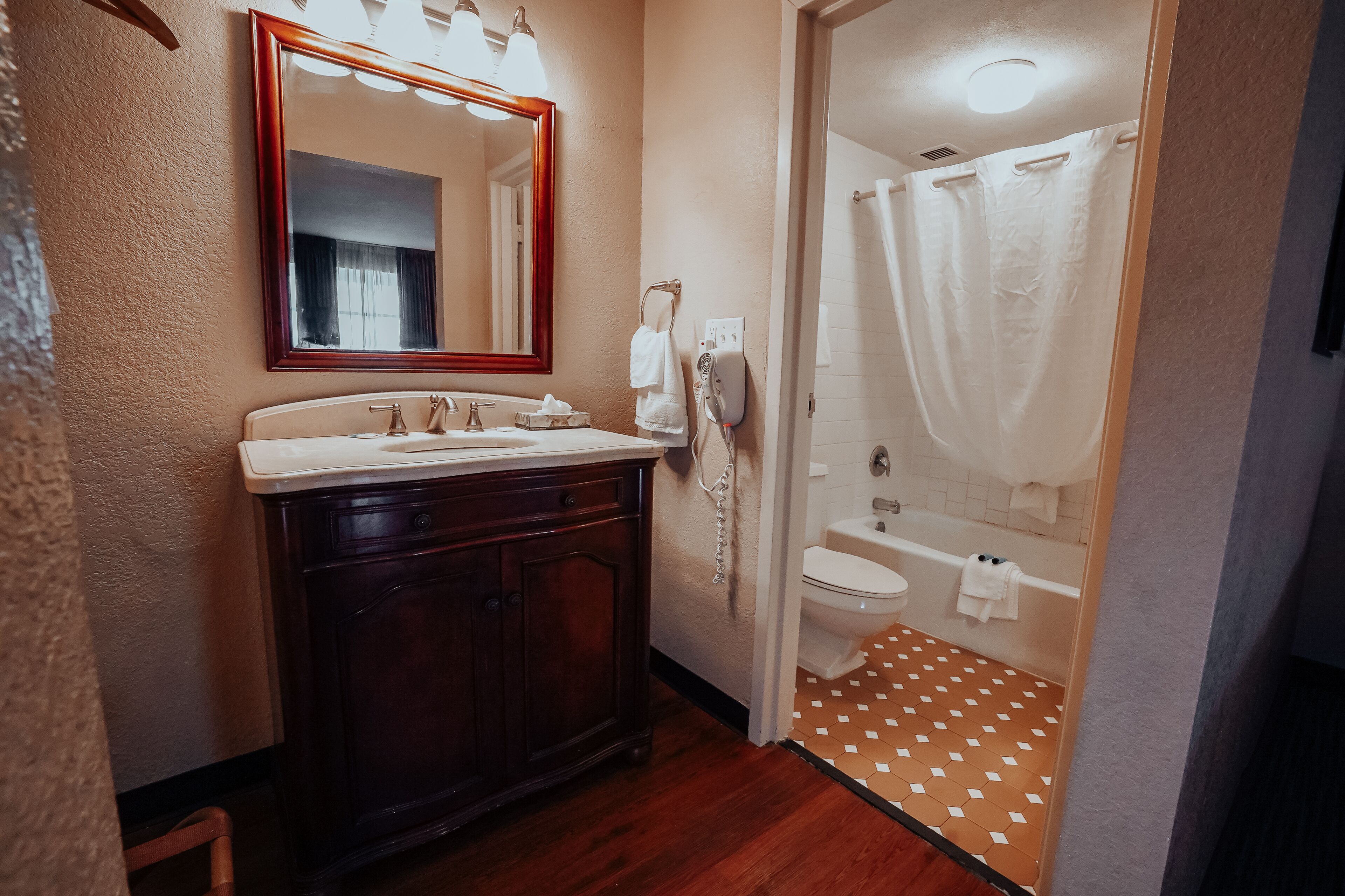 Executive Room, 2 Queen Beds, Mobility Accessible | Bathroom | Combined shower/bathtub, free toiletries, hair dryer, towels