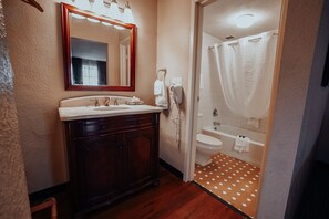 Habitación ejecutiva, 2 camas Queen size, acceso para personas con movilidad reducida | Baño | Tina con regadera, amenidades de baño gratuitas, secadora de cabello 