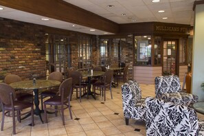Lobby sitting area - Lamplighter Inn & Suites - North (Springfield)
