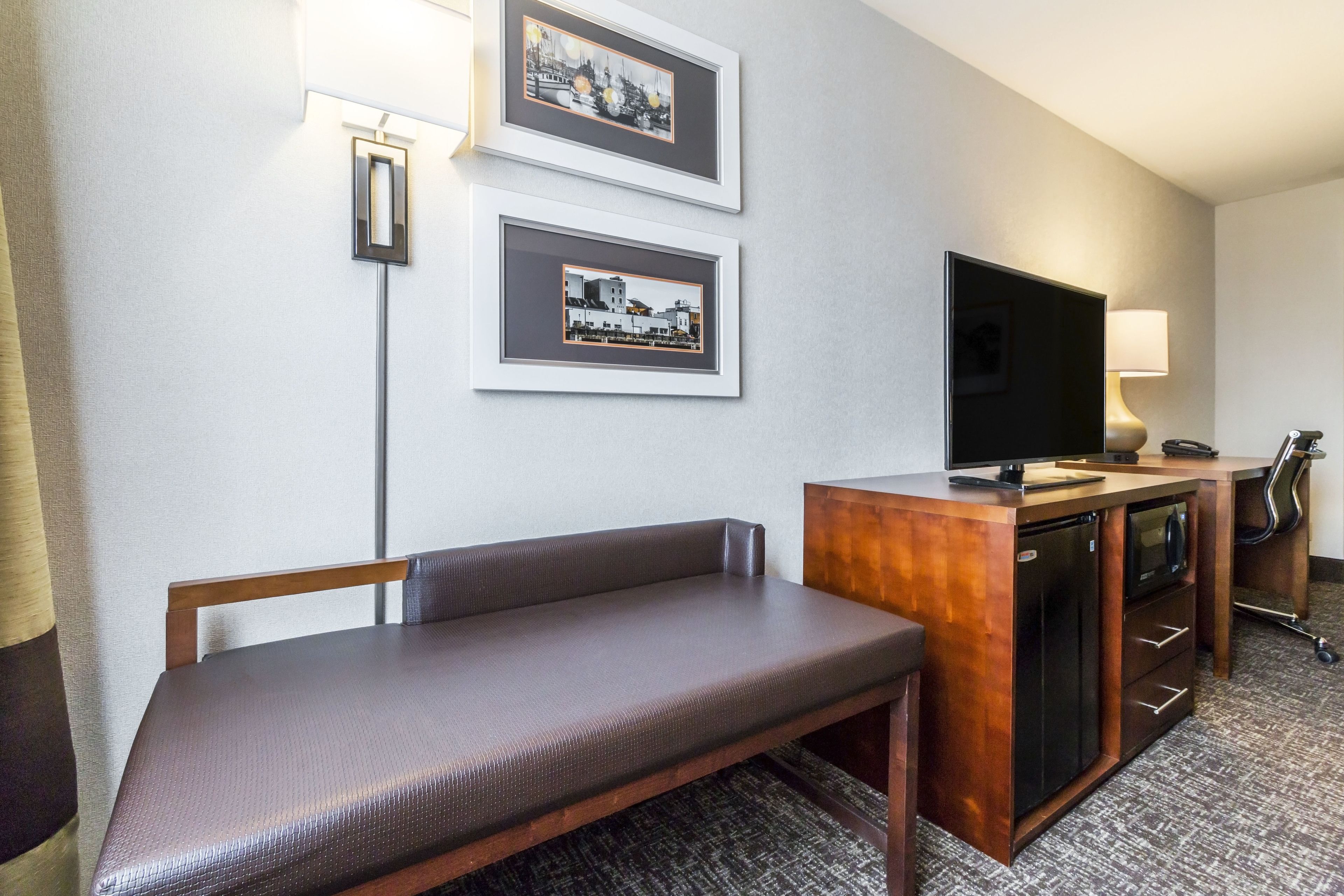 スタンダード ルーム クイーンベッド 2 台 禁煙 | 高級寝具、デスク、防音設備、アイロン / アイロン台