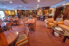 Lounge - Sophie Station Suites (Fairbanks)