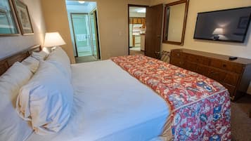 Deluxe One Bedroom King Suite | 1 bedroom, in-room safe, desk, iron/ironing board