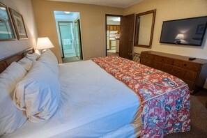 Deluxe One Bedroom King Suite | 1 غرفة نوم وخزنة داخل الغرفة ومكتب ومكواة/لوح كي