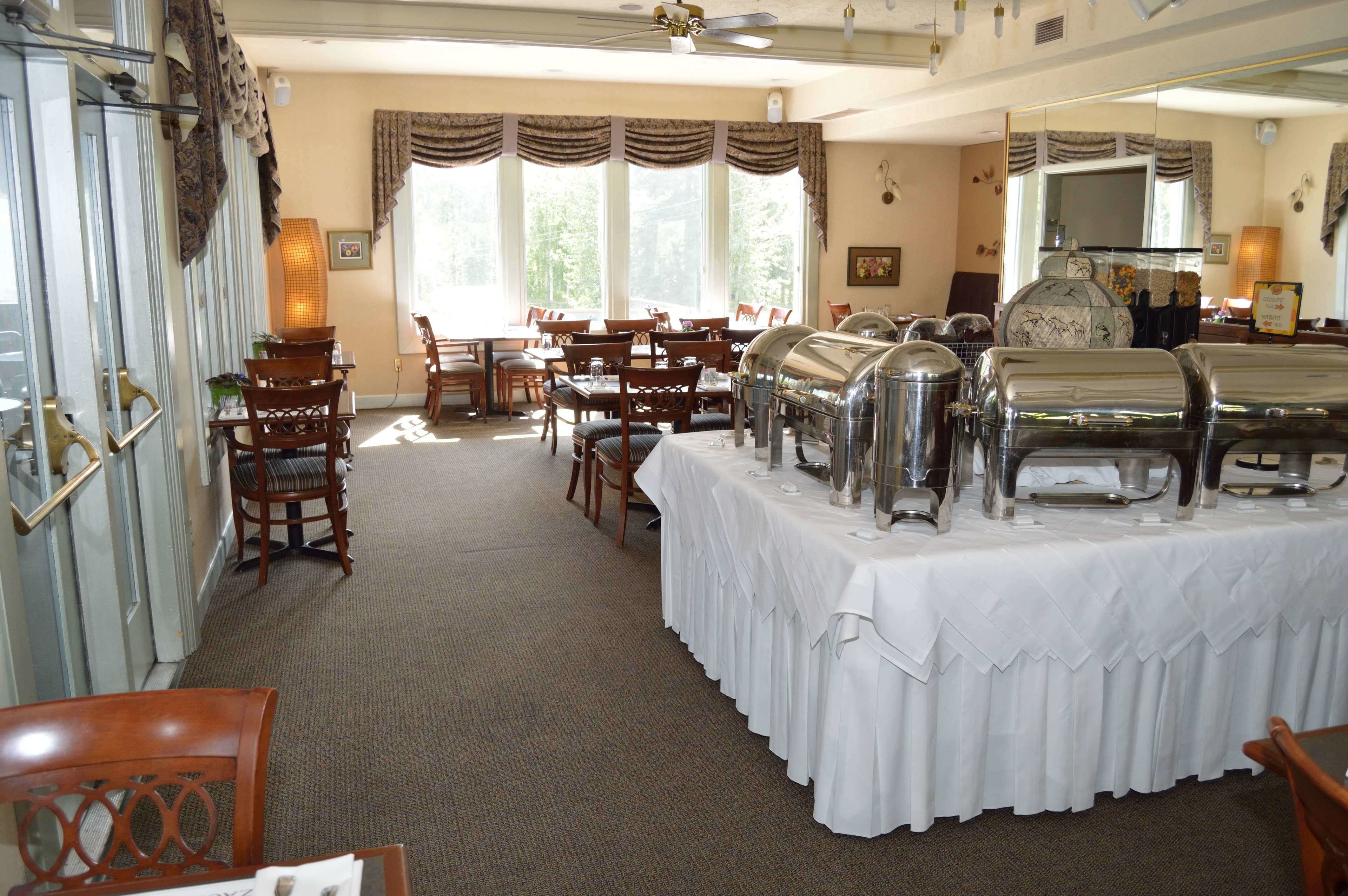 Buffet breakfast for a fee on weekdays