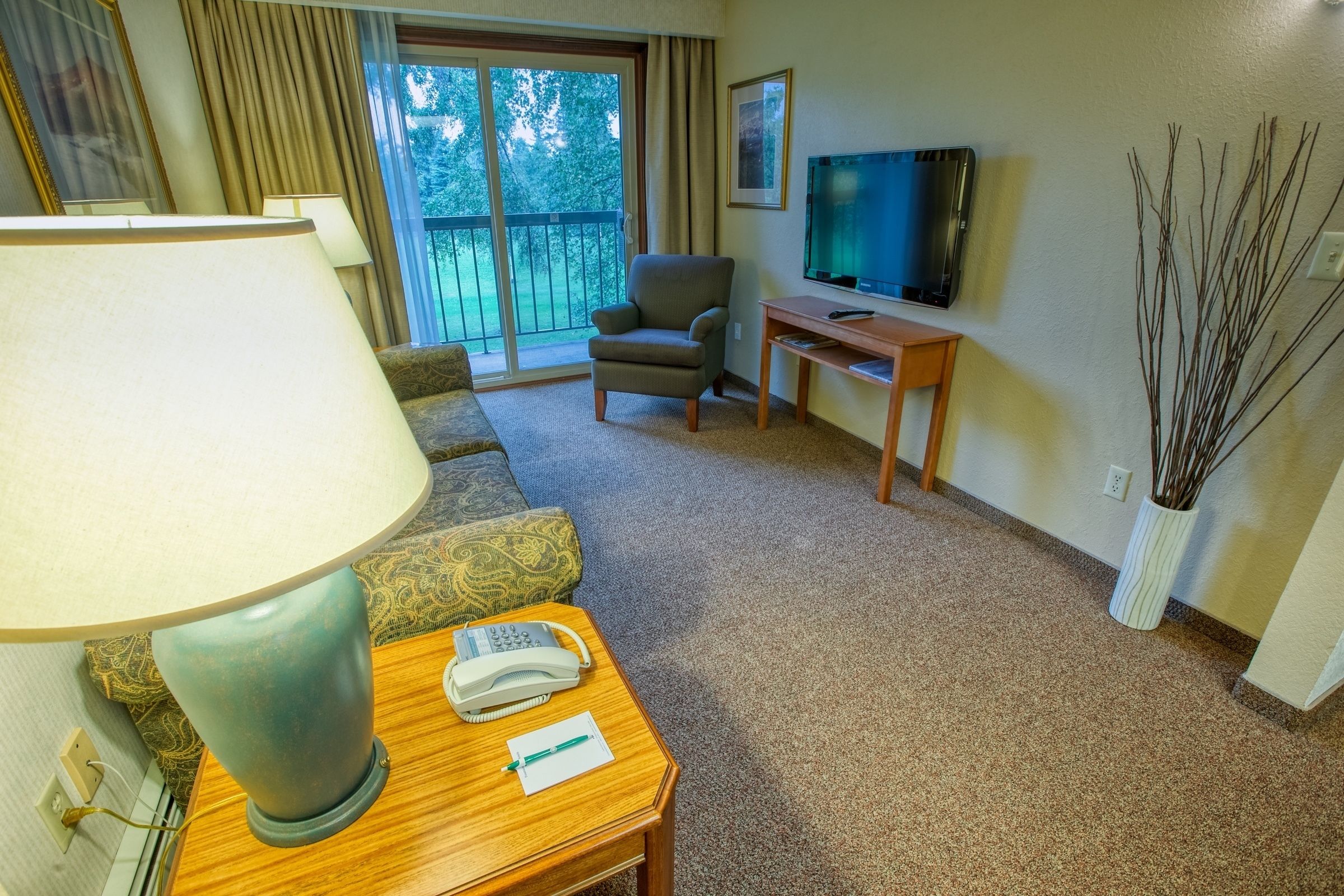 deluxe double room, 2 queen beds, balcony | living room | flat-screen tv