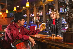 Ofrece cenas y happy hour