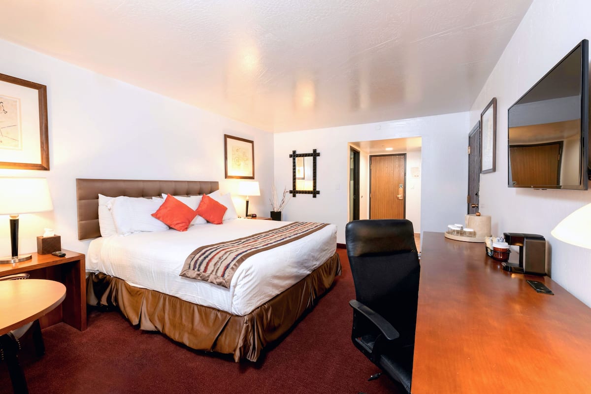 deluxe room, 1 king bed | 1 bedroom, hypo-allergenic bedding, blackout curtains