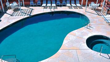 Una piscina al aire libre de temporada