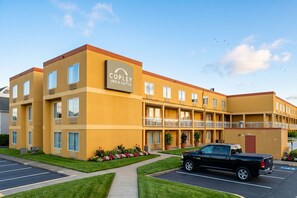 Front of property - Copley Inn & Suites By OYO Akron OH (Akron)