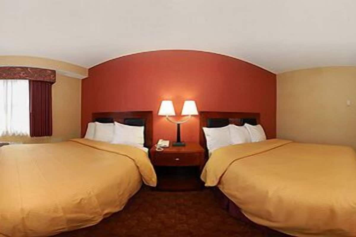 hypo-allergenic bedding, desk, iron/ironing board, cots/infant beds