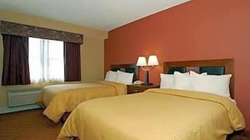 Ropa de cama hipoalergénica, escritorio y tabla de planchar con plancha