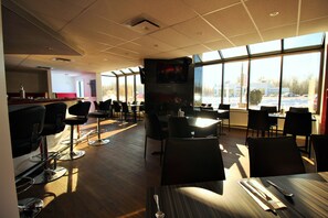Dining - Quality Inn & Suites (Hawkesbury)