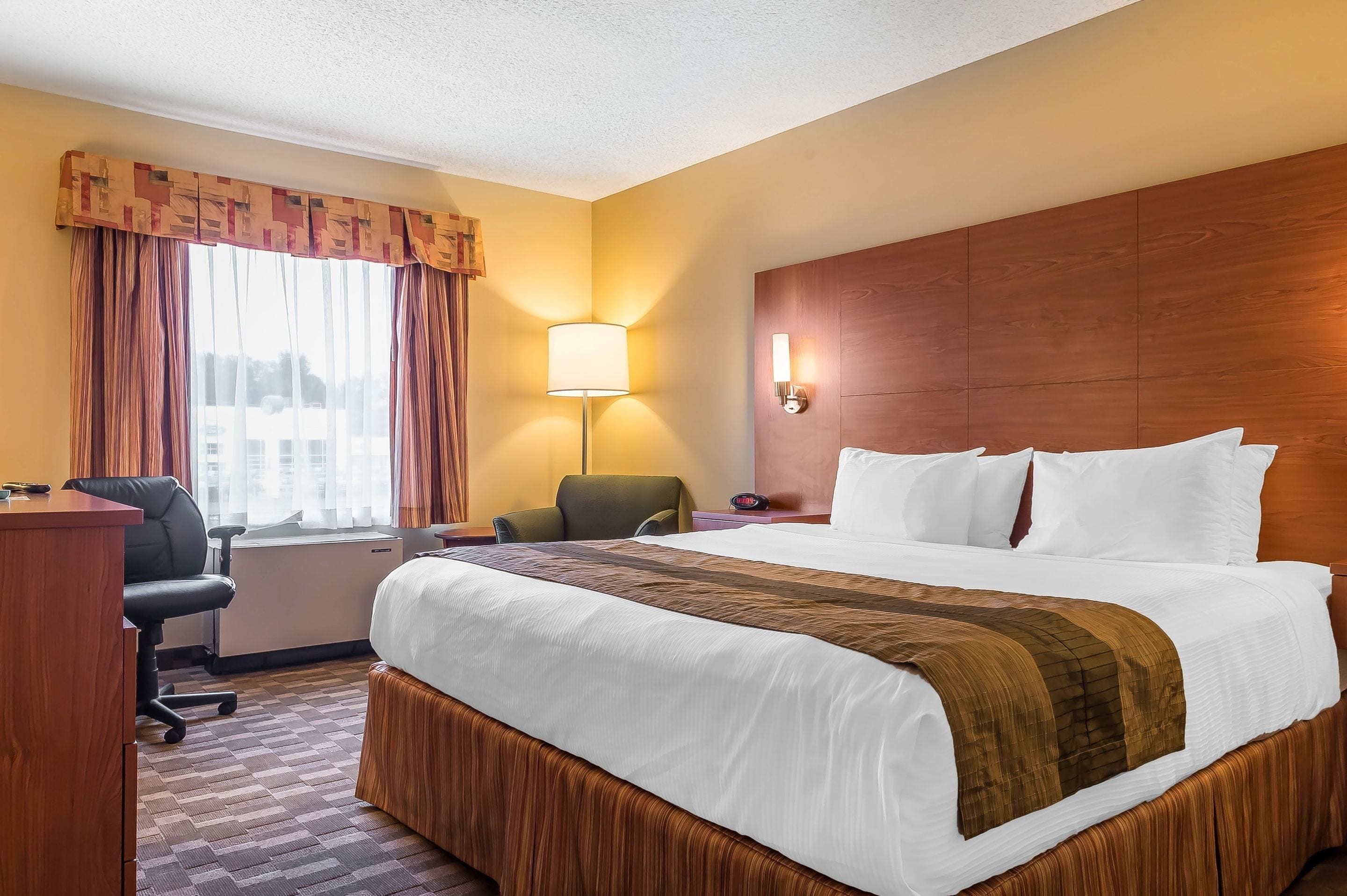 Chambre Standard, 1 très grand lit, non-fumeur | Bureau, fer et planche à repasser, lit d’appoint (supplément)