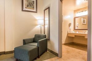 Standard Room, 1 Queen Bed, Non Smoking | Desk, iron/ironing board, rollaway beds, free WiFi