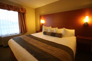 Standard Room, 1 King Bed, Non Smoking | Desk, iron/ironing board, rollaway beds, free WiFi - Quality Inn & Suites (Hawkesbury)