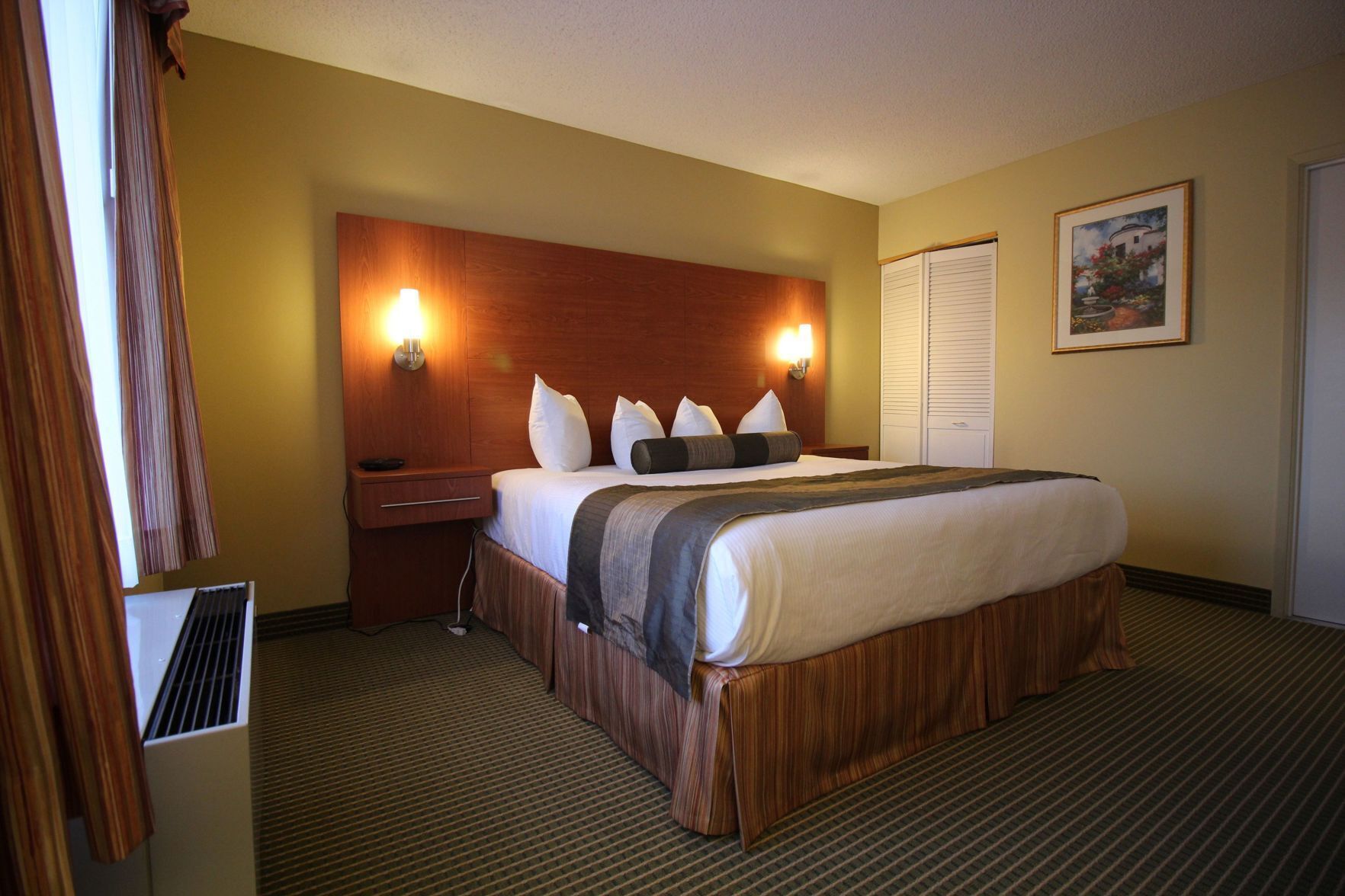 Desk, iron/ironing board, rollaway beds, free WiFi