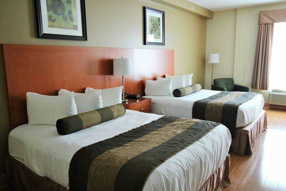 Escritorio, tabla de planchar con plancha, camas extra y wifi gratis