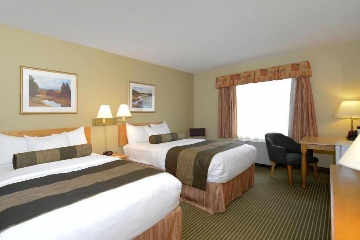 Escritorio, tabla de planchar con plancha, camas extra y wifi gratis