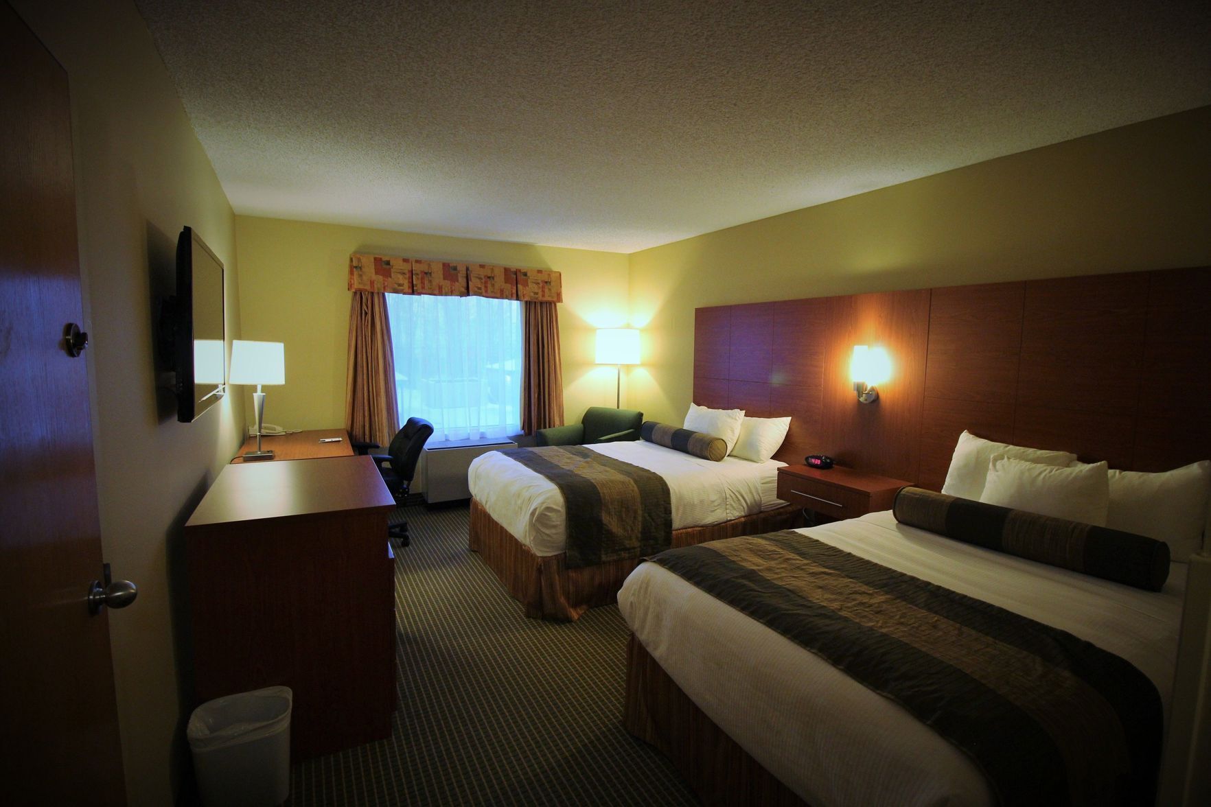 Desk, iron/ironing board, rollaway beds, free WiFi