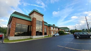 Courtyard - Quality Inn & Suites (Hawkesbury)