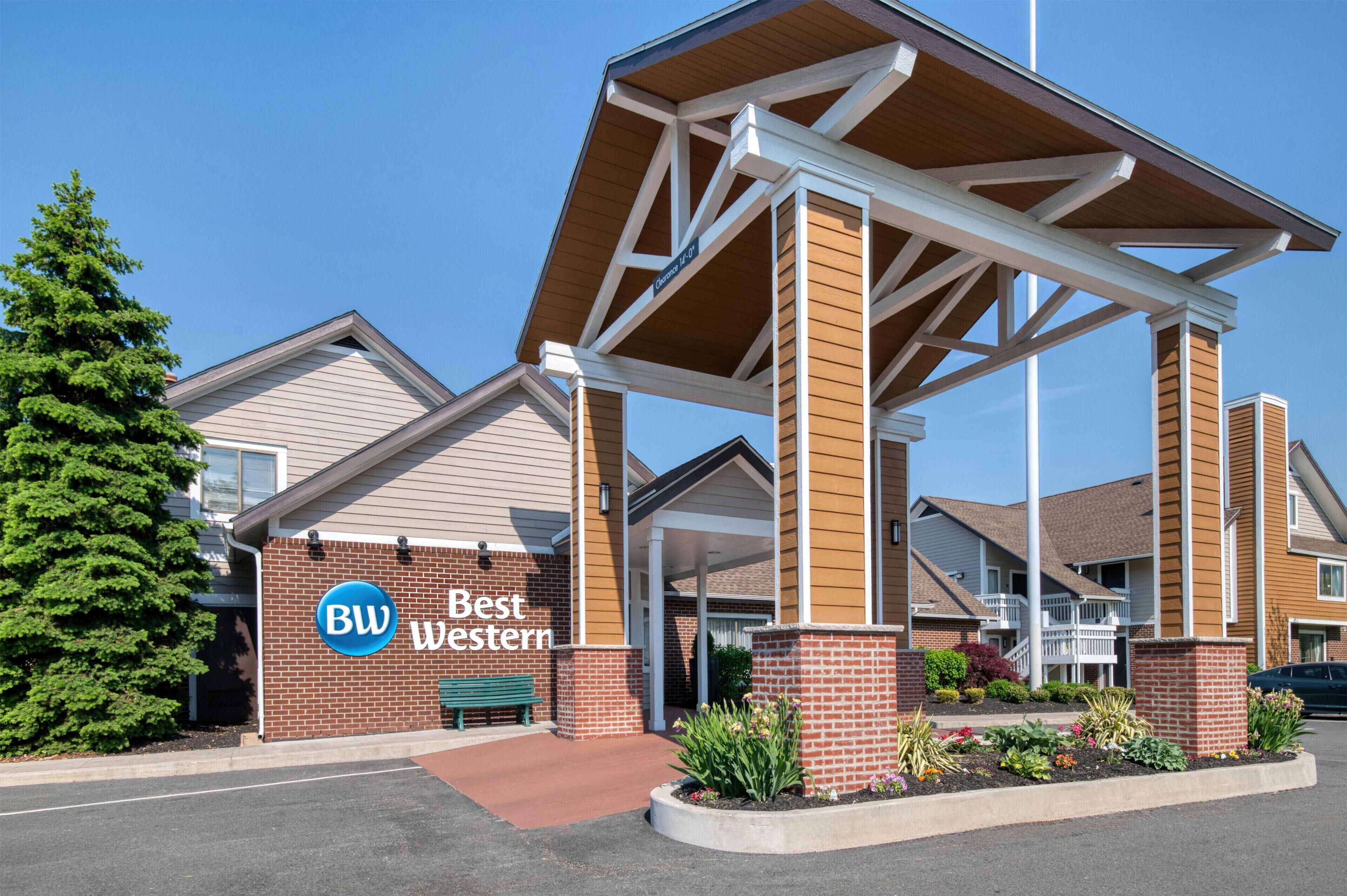 L’entrée d’un hôtel Best Western, avec un passage couvert, une façade en briques et une enseigne.