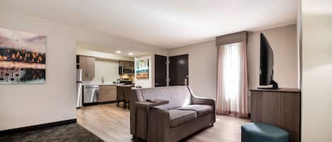 Suite, 2 grands lits, non-fumeurs, cuisine (Shower Only;with Sofabed) | Bureau, espace de travail pour ordinateur portable, rideaux occultants