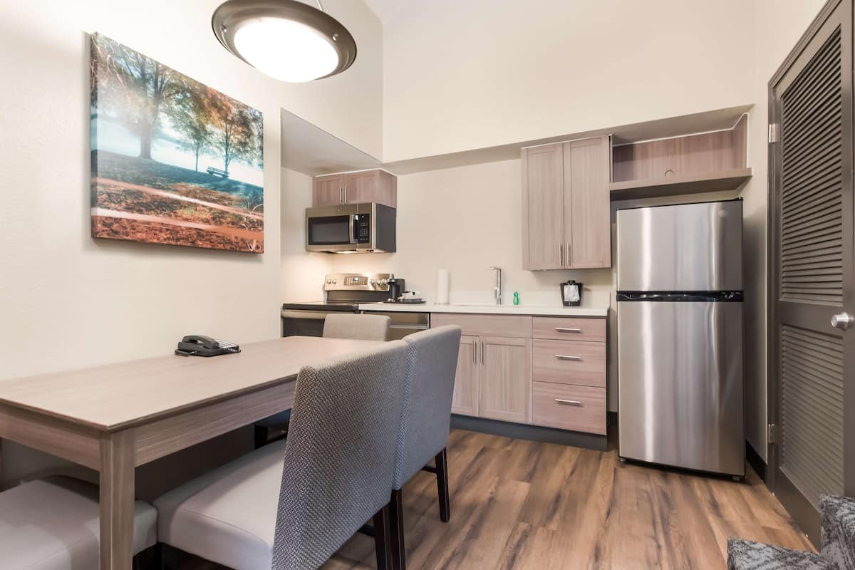 full-sized fridge, microwave, oven, stovetop