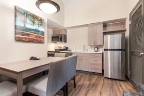 Full-sized fridge, microwave, oven, stovetop