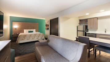 Escrivaninha, espaço de trabalho para notebook, cortinas blackout