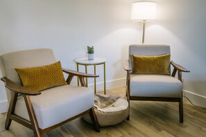 Een laptopwerkplek, geluiddichte muren, een strijkplank/strijkijzer