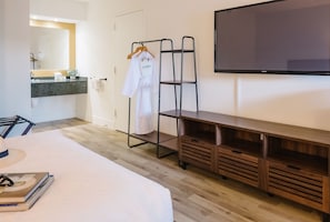 Habitación doble, 1 cama Queen size, con acceso para personas discapacitadas | Espacio para trabajar con laptop y insonorización