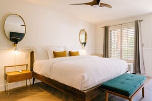 Een laptopwerkplek, geluiddichte muren, een strijkplank/strijkijzer