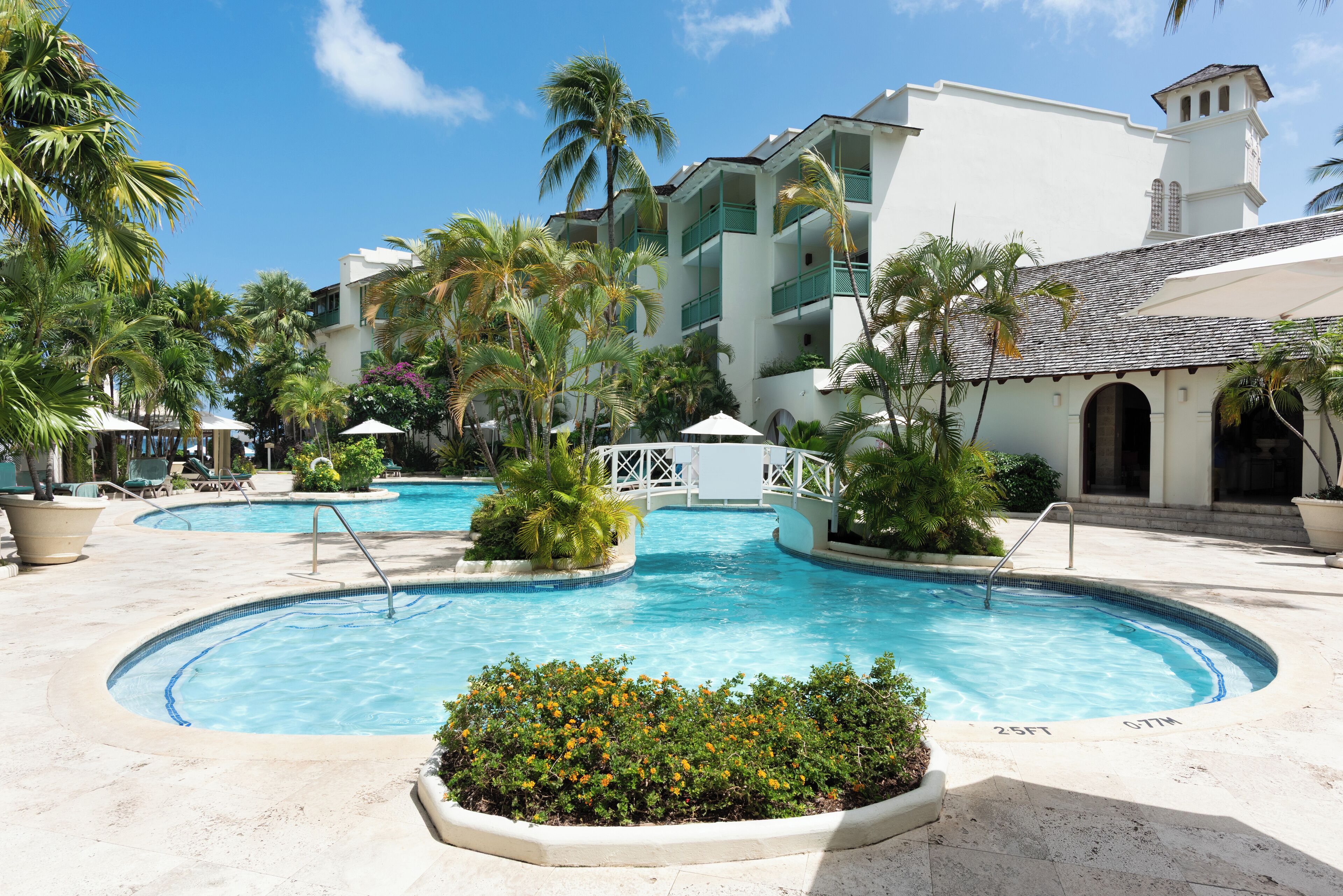 Piscina a l'aire lliure, para-sols i gandules 