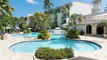 Piscina a l'aire lliure, para-sols i gandules