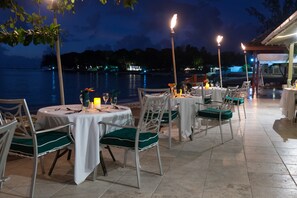 Petit-déjeuner, déjeuner et dîner servis sur place, vue sur la plage