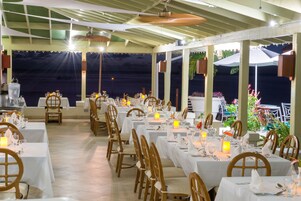 Se sirven desayunos, almuerzos y cenas; con vista a la playa