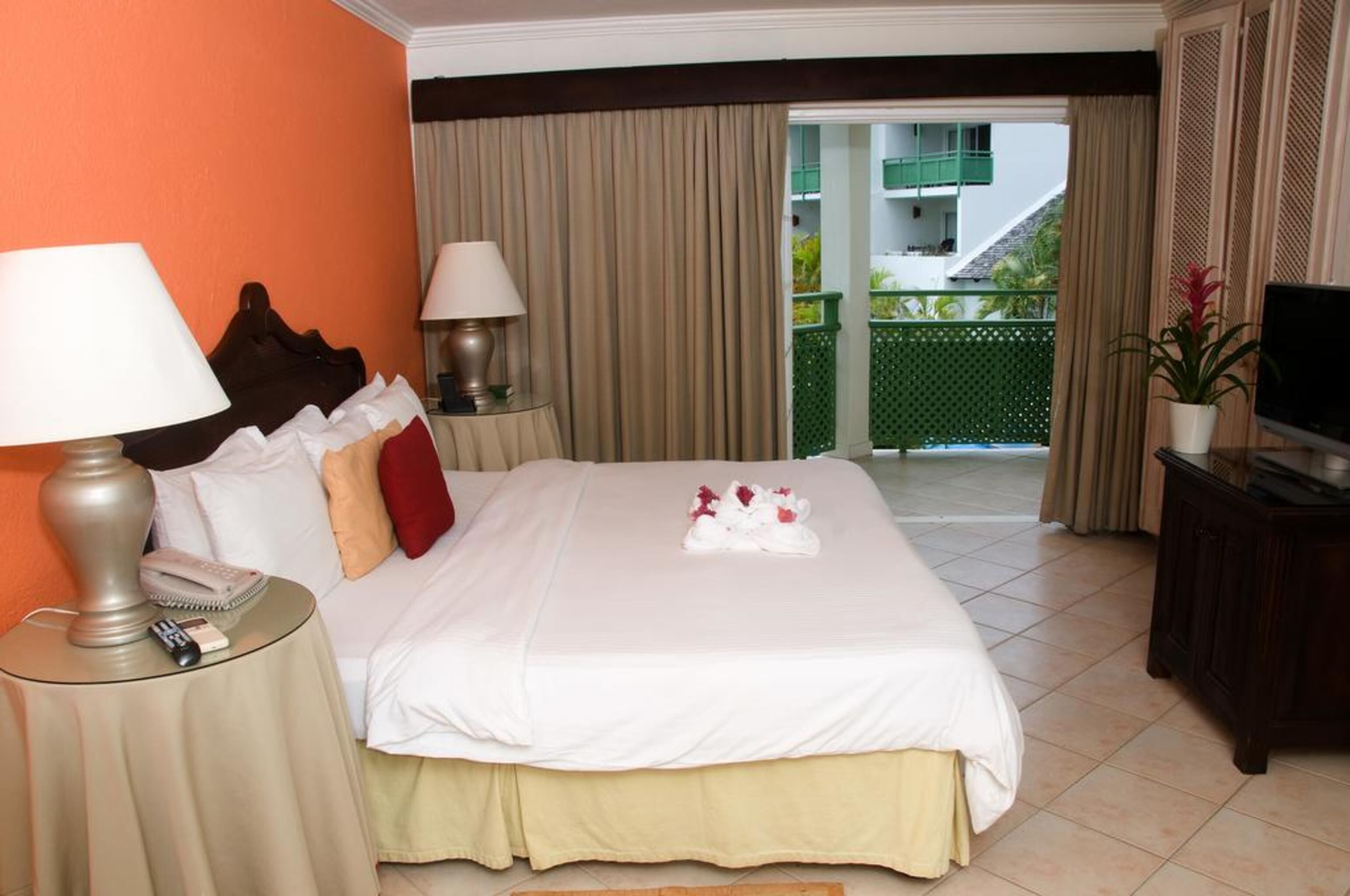 Premium bedding, in-room safe, individually decorated