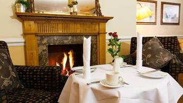 Desayuno completo (GBP 12.00 por persona)