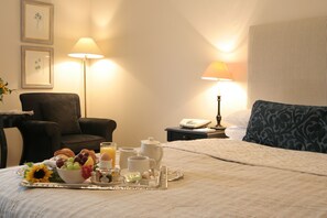 Individuell dekoriert, Schreibtisch, Bügeleisen/Bügelbrett