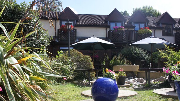Courtyard - Kingston Lodge Hotel (Kingston Upon Thames)