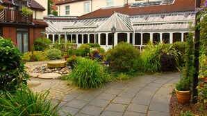 Courtyard - Kingston Lodge Hotel (Kingston Upon Thames)