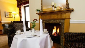 Serves breakfast, lunch, and dinner - Kingston Lodge Hotel (Kingston Upon Thames)