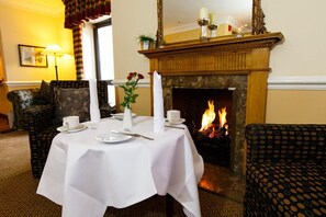 Serves breakfast, lunch, and dinner - Kingston Lodge Hotel (Kingston Upon Thames)
