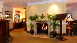 Fireplace - Kingston Lodge Hotel (Kingston Upon Thames)