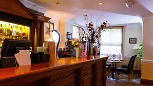 Serves breakfast, lunch, and dinner - Kingston Lodge Hotel (Kingston Upon Thames)