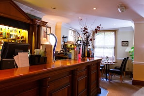 Serves breakfast, lunch and dinner - Kingston Lodge Hotel (Kingston Upon Thames)