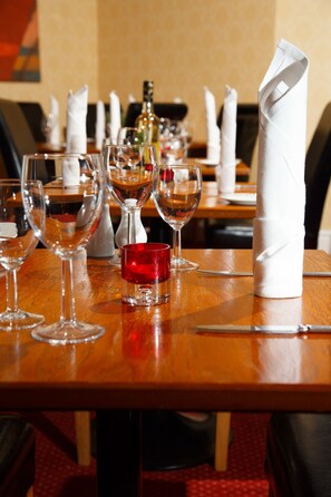 아침 식사, 점심 식사, 저녁 식사 및 브런치 제공