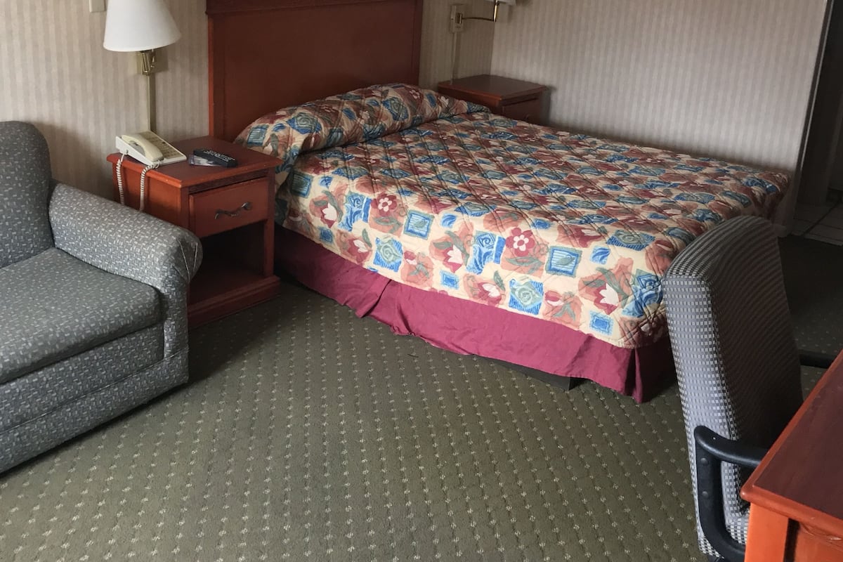 Queen Room | Living room | TV