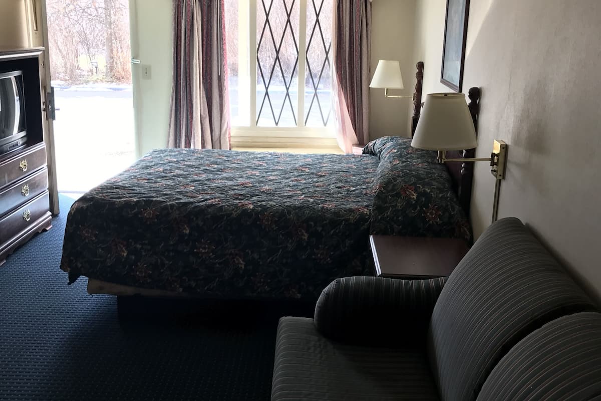 Room, 1 Bedroom, Kitchenette | Blackout drapes, free WiFi, bed sheets